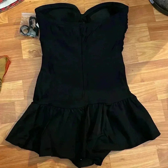 White Stag - Women's Halter Skirted Black Swimsuit Size 4-6 - Picture 4 of 5